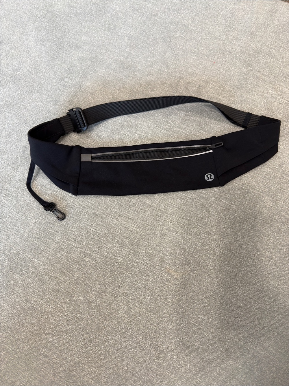 lululemon athletica Black Reflective Trim Belt Bag M/L